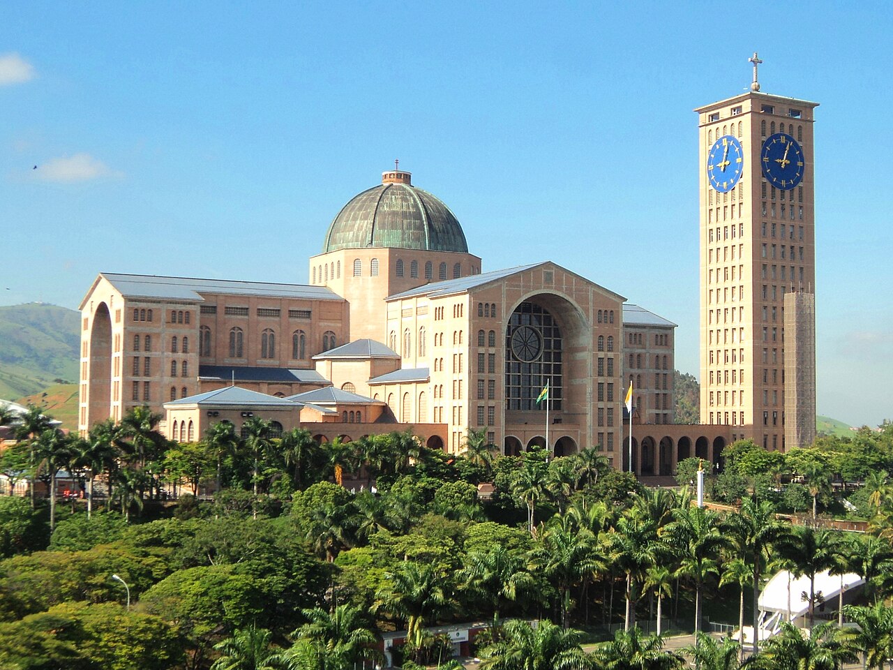 Fotografia frontal da Basílica de Aparecida com cúpula e torre do relógio
