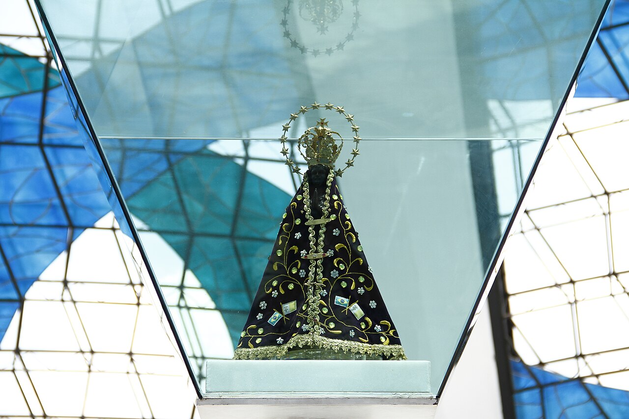 Fotografia da imagem de Nossa Senhora Aparecida exposta no Santuário